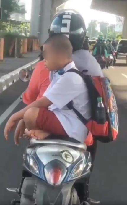 Gaya nyeleneh bocah SD dibonceng sepeda motor