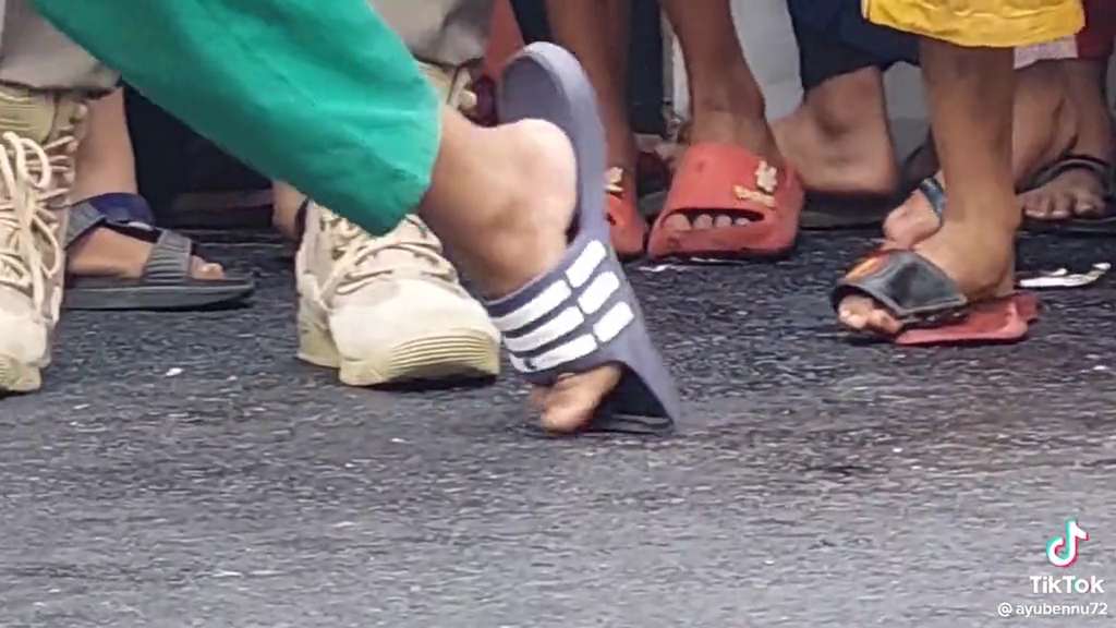 Momen Lucu Sandal Warga Nempel di Aspal Saat Peresmian Underpass Dewi Sartika Depok