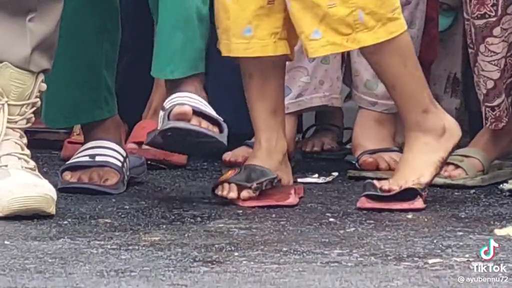 Momen Lucu Sandal Warga Nempel di Aspal Saat Peresmian Underpass Dewi Sartika Depok