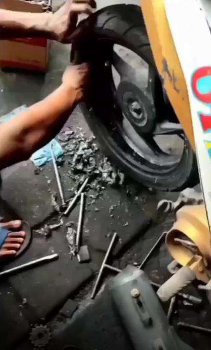 Perbaiki ban, kaget lihat isi dalamnya.