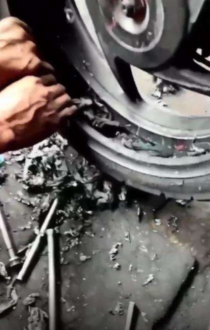 Perbaiki ban, kaget lihat isi dalamnya.
