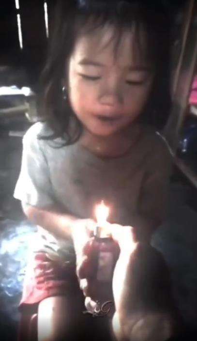 Korek api ayah sebagai pengganti lilin.
