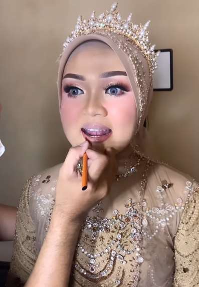Memakai Lipstik