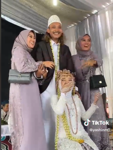 Viral Pria Foto Bareng 3 Istri Saat Menikah, Ekspresi Para Wanita Curi Perhatian