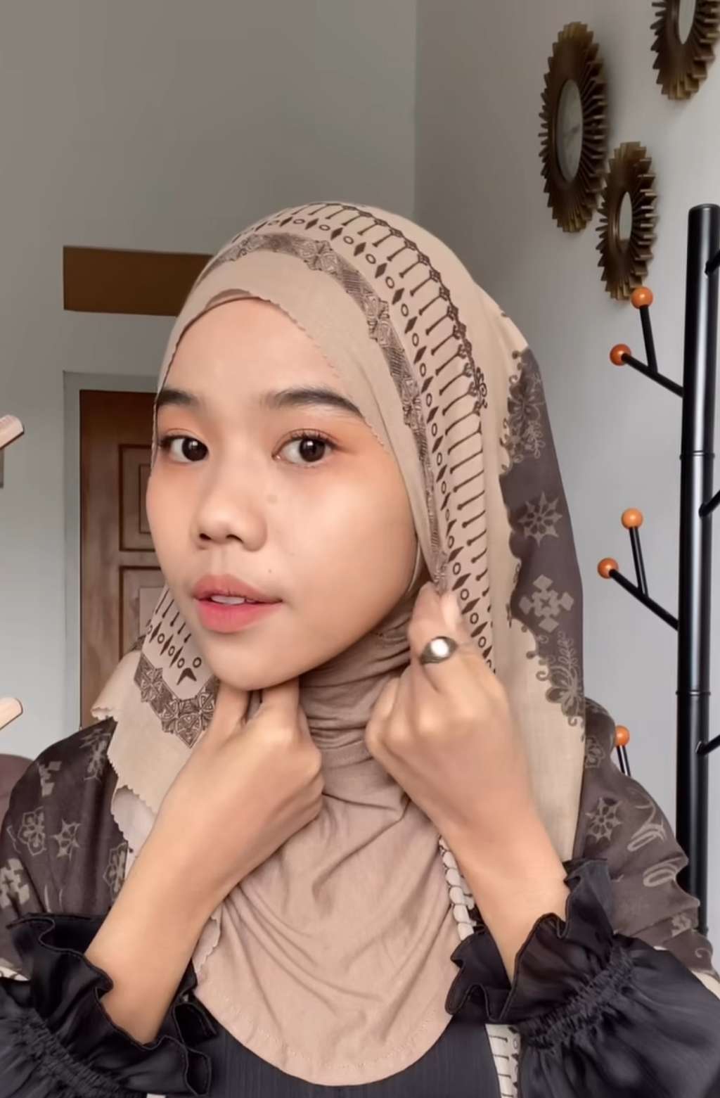 Trik Menata Kerudung Segi Empat Ukuran Standar Bisa Menutup Dada