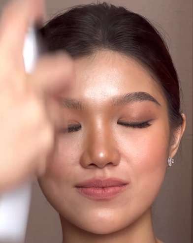 Menyemprotkan Hydrating Spray Menyemprotkan Hydrating Spray