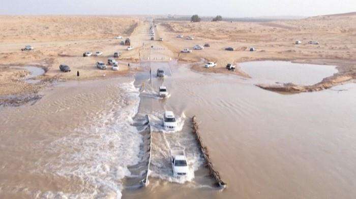 Danau dadakan di gurun pasir Arab Saudi.