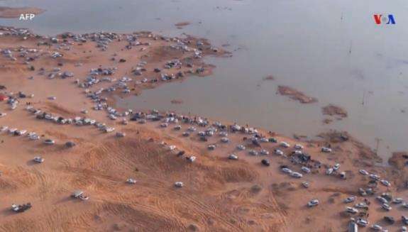 Danau dadakan di gurun pasir Arab Saudi.