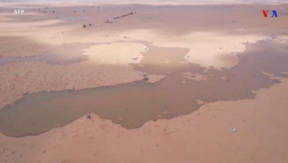 Danau dadakan di gurun pasir Arab Saudi.