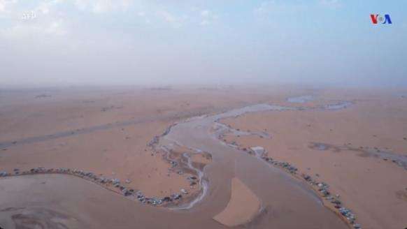 Danau dadakan di gurun pasir Arab Saudi.