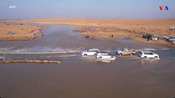 Danau dadakan di gurun pasir Arab Saudi.