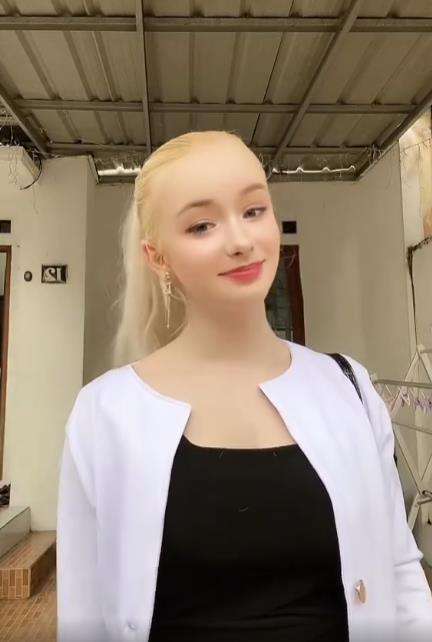Bule Barbie asal Jerman yang jatuh hati dengan Indonesia.