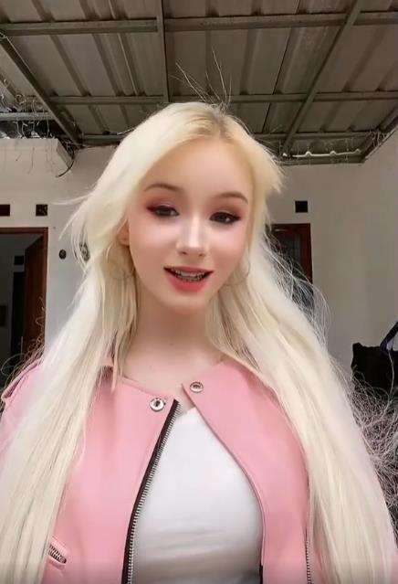 Bule Barbie asal Jerman yang jatuh hati dengan Indonesia.