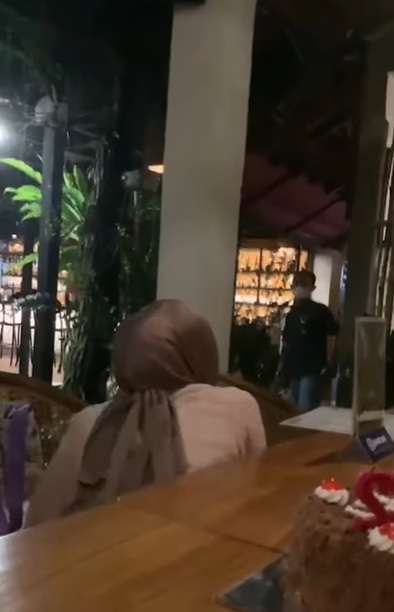 Wanita Mengira Kue Ulang Tahun Dibawa Pelayan Diberikan Untuknya