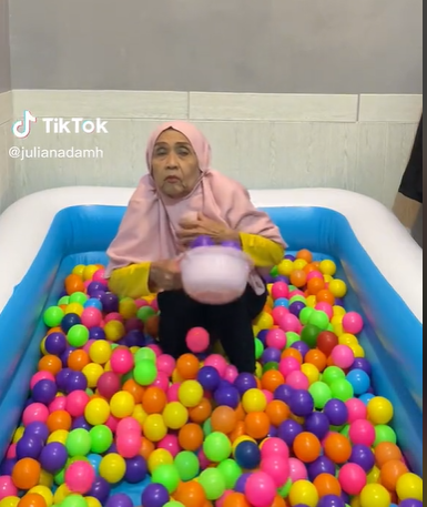 Viral Parodi Mandi Lumpur Jadi Mandi Bola, Ekspresi Si Nenek Bikin Ngakak Viral Parodi Mandi Lumpur Jadi Mandi Bola, Ekspresi Si Nenek Bikin Ngakak