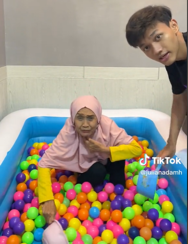 Viral Parodi Mandi Lumpur Jadi Mandi Bola, Ekspresi Si Nenek Bikin Ngakak Viral Parodi Mandi Lumpur Jadi Mandi Bola, Ekspresi Si Nenek Bikin Ngakak