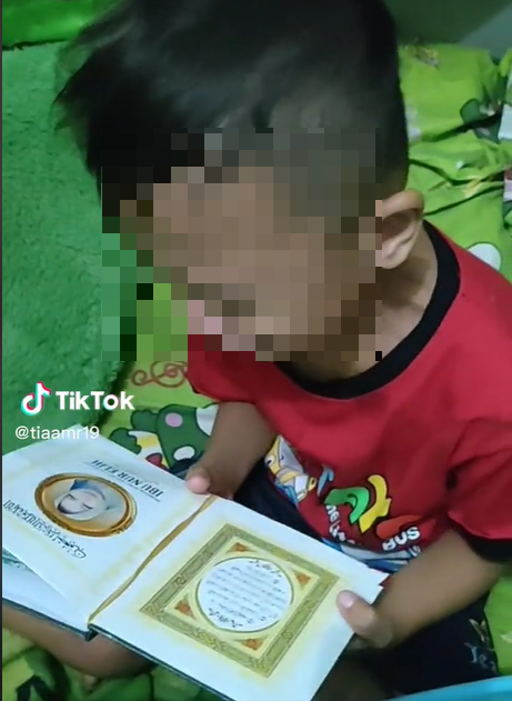 Bocah Bangun Tidur Nangis Ternyata Mimpi Mendiang Ibu, Cium Fotonya di Buku Yasin