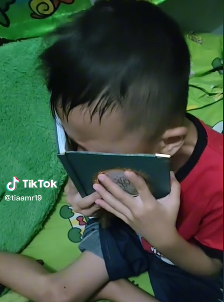 Bocah Bangun Tidur Nangis Ternyata Mimpi Mendiang Ibu, Cium Fotonya di Buku Yasin