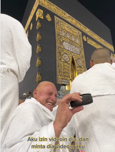 Aksi Jemaah Rekam Momen di Tanah Suci Pakai Hp Nokia Jadul