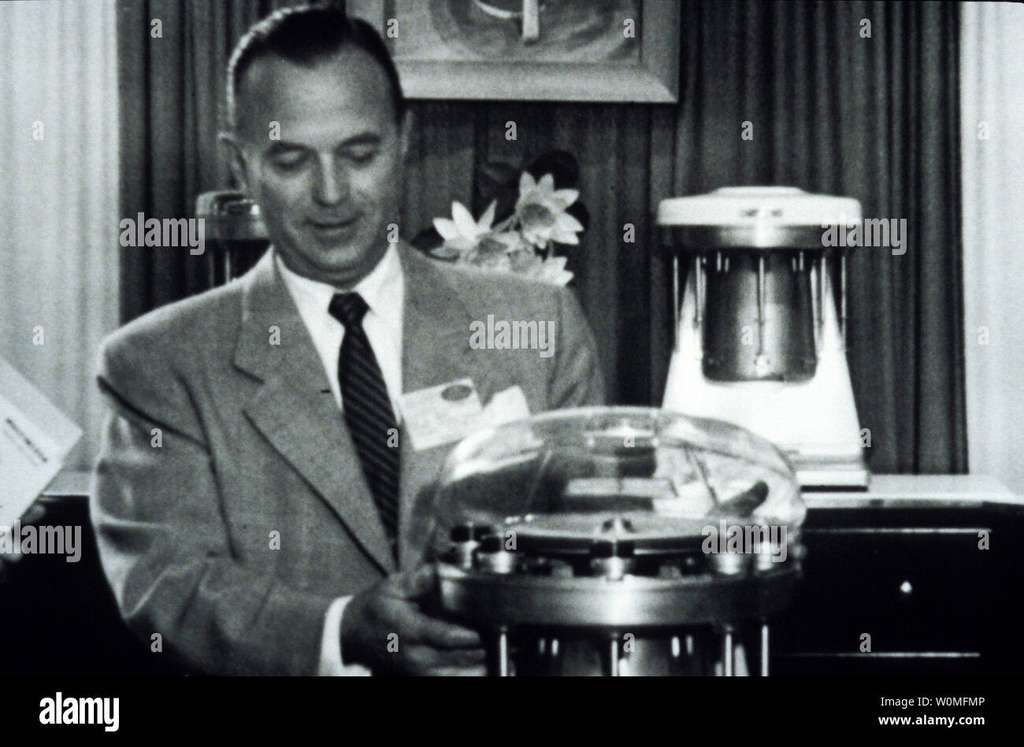 Ray Kroc menjual mesin milkshake