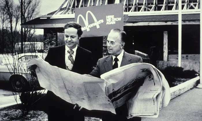 Ray Kroc saat membuka cabang McD baru