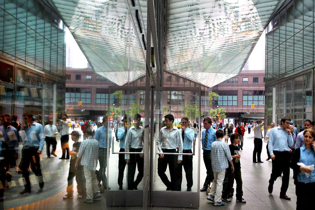 Karyawan Goldman Sachs masuk kantor Karyawan Goldman Sachs masuk kantor