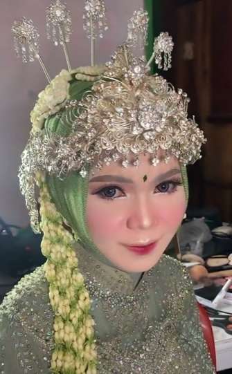 Makeup Korea Pada Pengantin yang Memakai Siger Sunda
