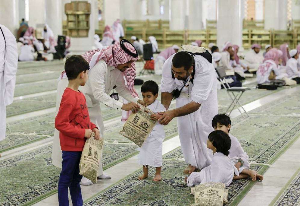 Anak-anak ibadah di Baitullah