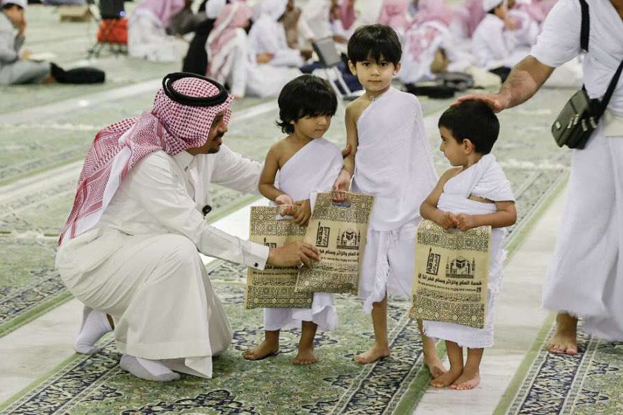 Anak ibadah di Baitullah