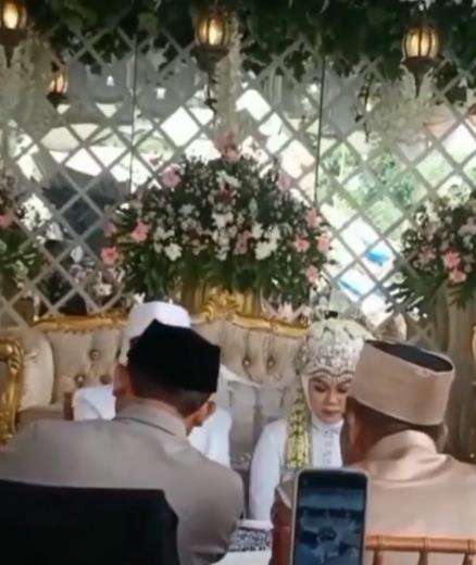 Suara lato-lato ganggu prosesi akad nikah.