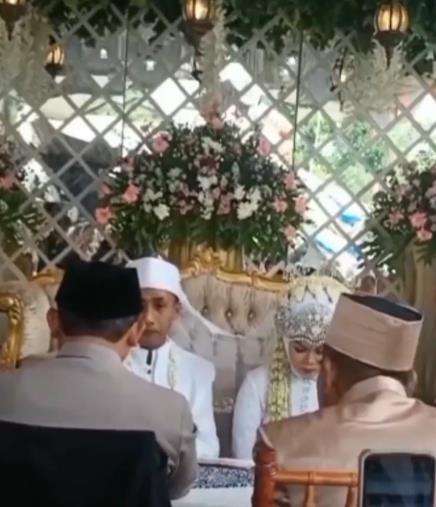 Suara lato-lato ganggu prosesi akad nikah.