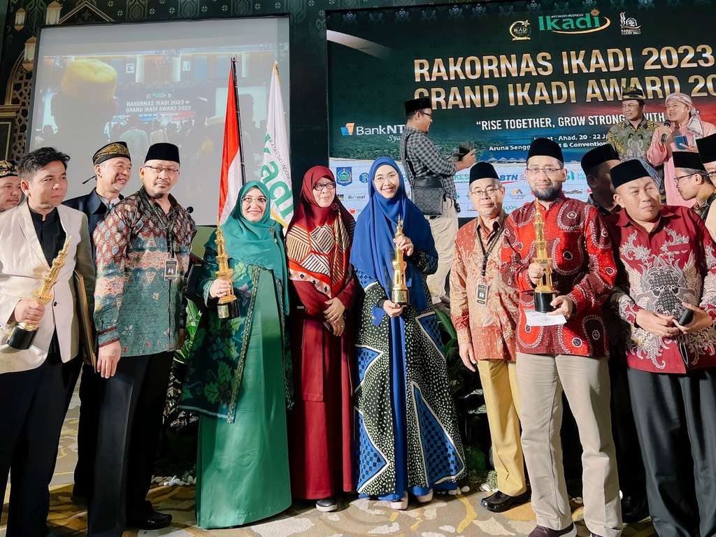 Oki Setiana Dewi dapat penghargaan dari IKADI
