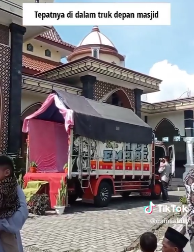 Bukan Masjid atau Hotel Berbintang, Pasangan Ini Nikah Dalam Truk, Alasannya Bikin Haru
