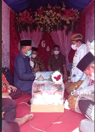 Bukan Masjid atau Hotel Berbintang, Pasangan Ini Nikah Dalam Truk, Alasannya Bikin Haru