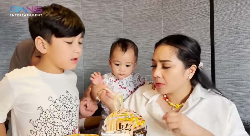 Nagita bersama rafathar dan Rayyanza
