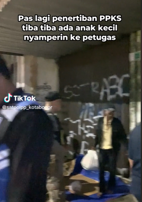 Momen Haru Satpol PP Gelar Razia Bertemu Bocah Penjual Es, Malah Borong Dagangannya