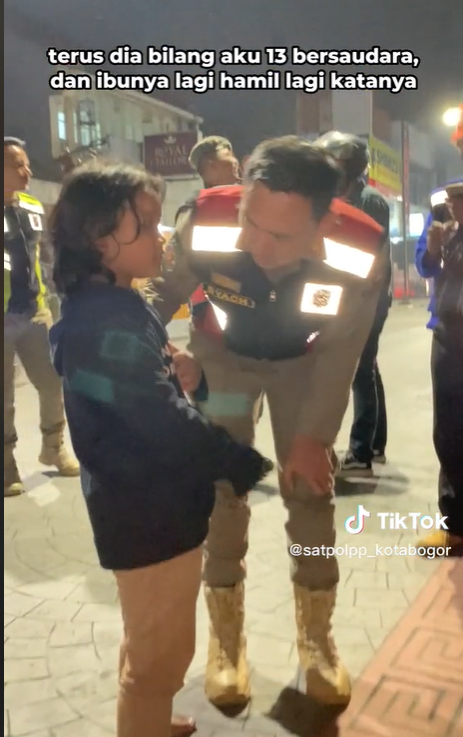 Momen Haru Satpol PP Gelar Razia Bertemu Bocah Penjual Es, Malah Borong Dagangannya
