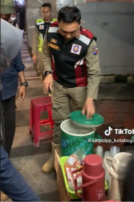 Momen Haru Satpol PP Gelar Razia Bertemu Bocah Penjual Es, Malah Borong Dagangannya
