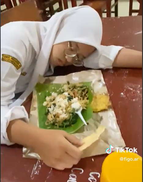 Viral Video Siswi Tidur Pulas Saat Makan, Tak Mempan Diteriaki Teman Sekelas