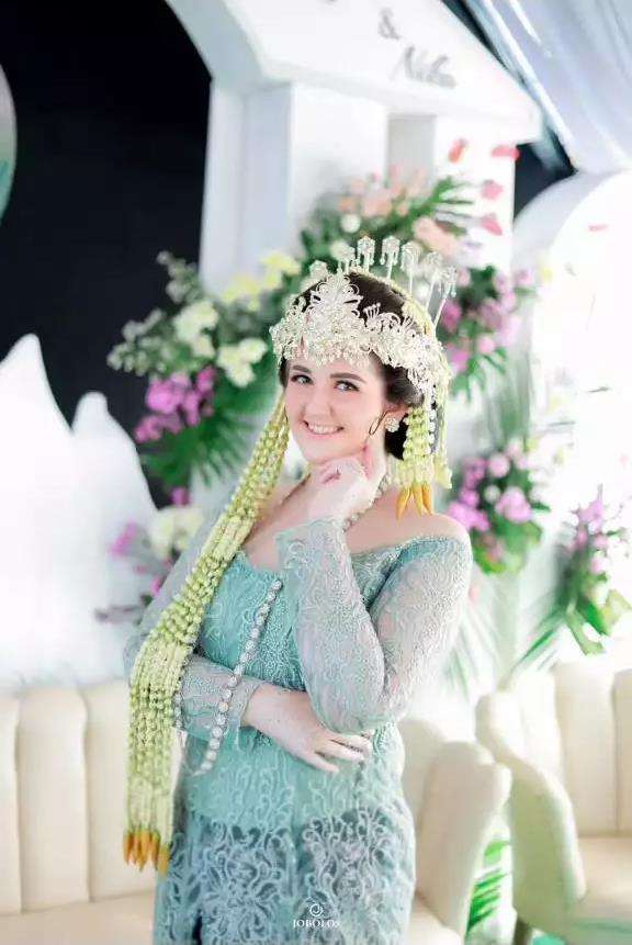 Gadis Rusia dirias pengantin Sunda.