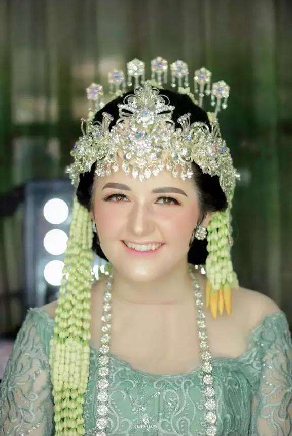 Gadis Rusia dirias pengantin Sunda.