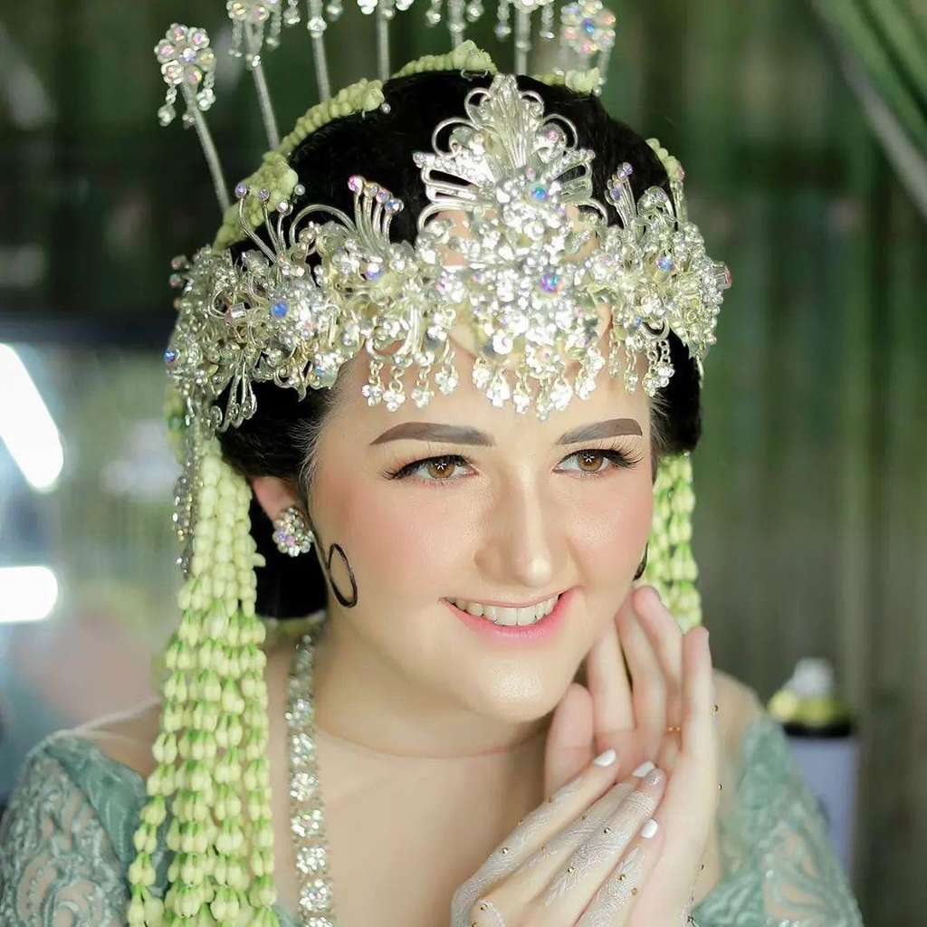Gadis Rusia dirias pengantin Sunda.