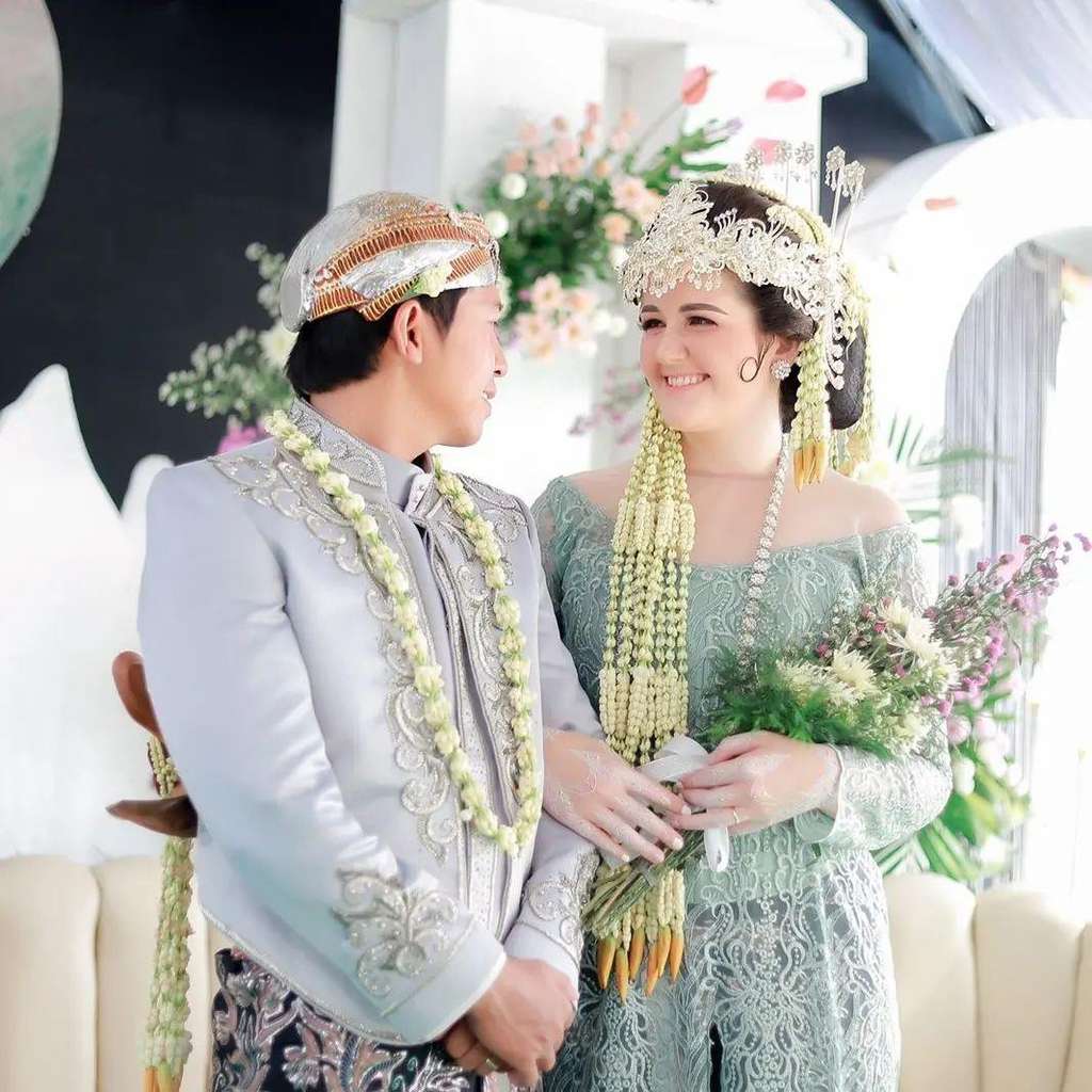 Gadis Rusia dirias pengantin Sunda.
