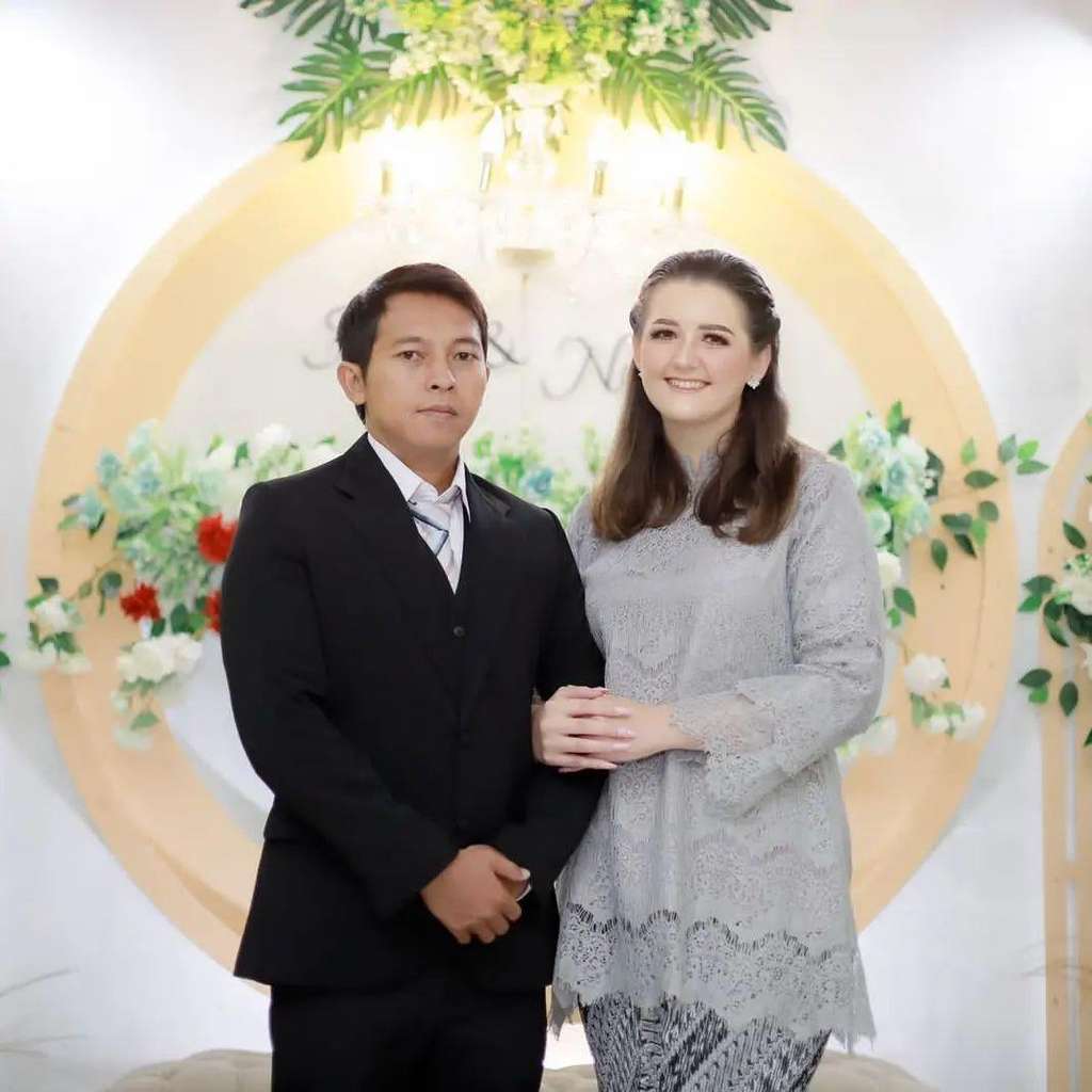Gadis Rusia dirias pengantin Sunda.