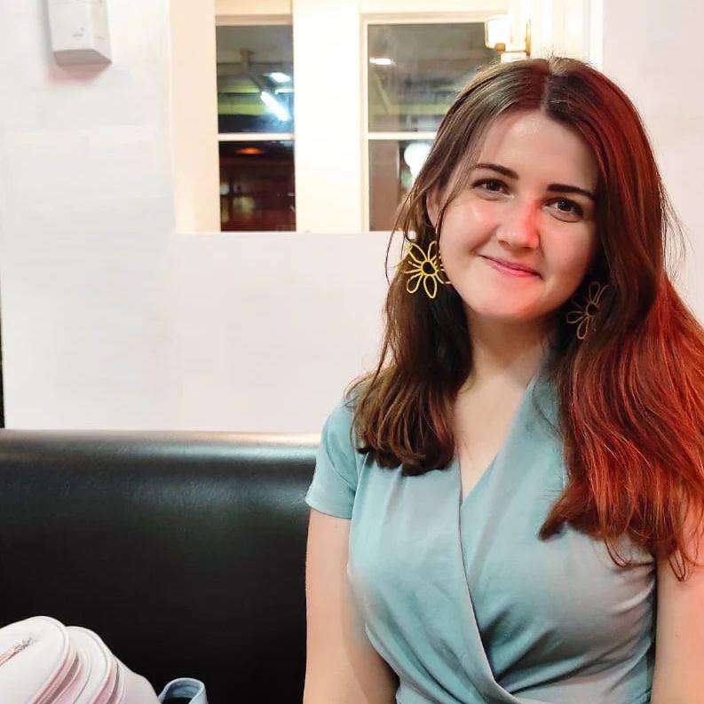 Gadis Rusia dirias pengantin Sunda.