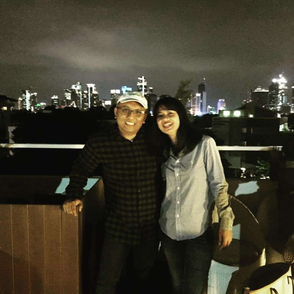 Potret Nurmala Bajaj Bajuri bersama suaminya