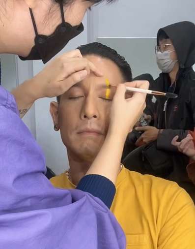 Memakai Makeup