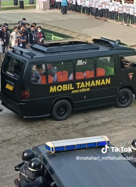 Viral Pernikahan Massal di Ponpes Calon Pengantin Diantar Mobil Tahanan