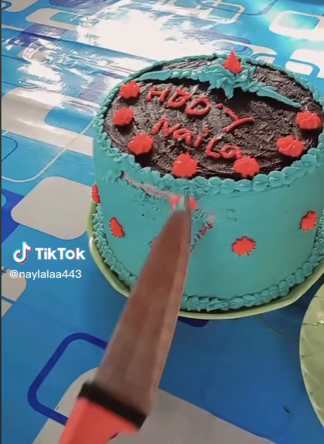 Senang Dapat Surprise Ulang Tahun, Langsung Senyum Kecut Pas Lihat Kue Dibuat dari Panci Penanak Nasi