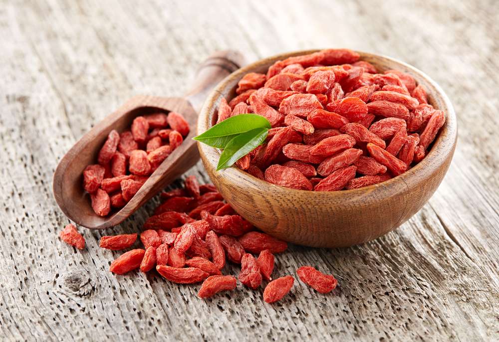 Ilustrasi goji berry dalam mangkuk via Shutterstock.com